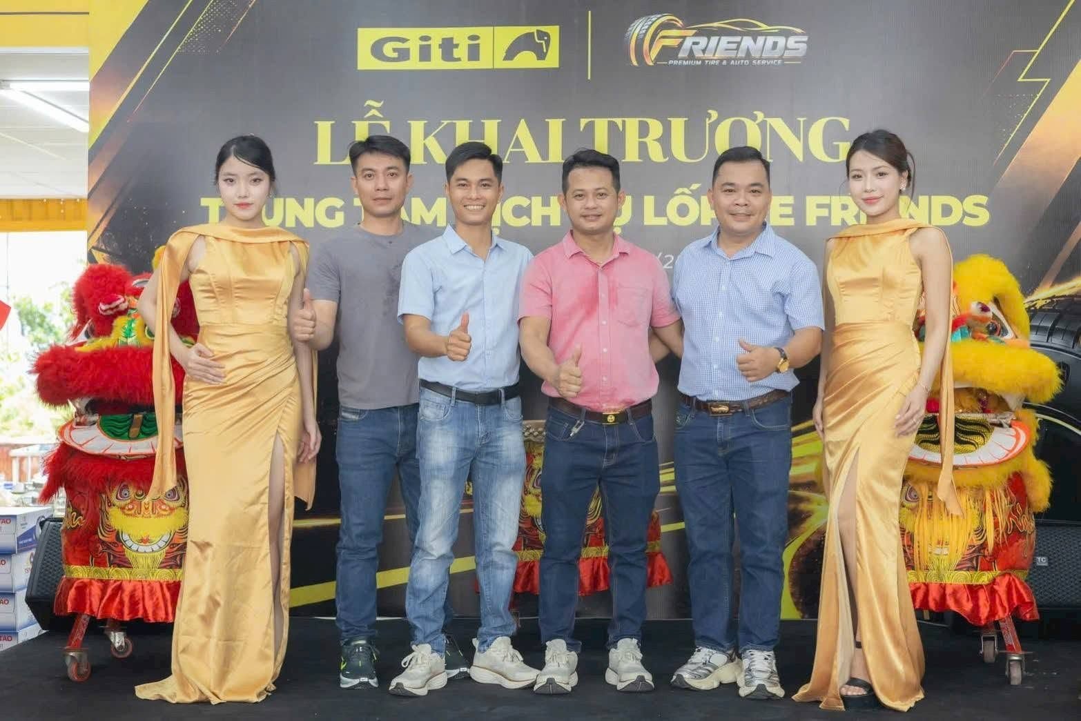 Ban lãnh đạo hệ thống Tân Lộc Phát – Friends tại lễ khai trương Giti Shop