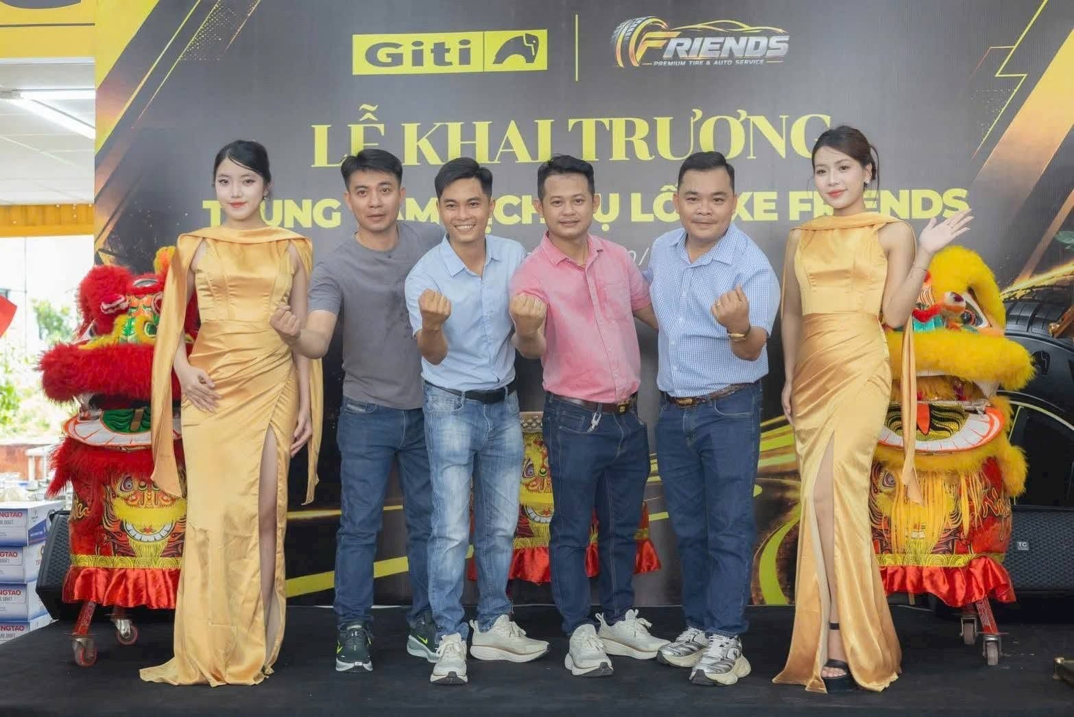 Khách mời chúc mừng lễ khai trương Giti Shop Friends