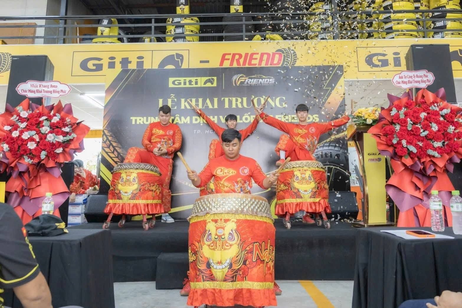 Màn trống hội và múa lân mừng khai trương Giti Shop Friends