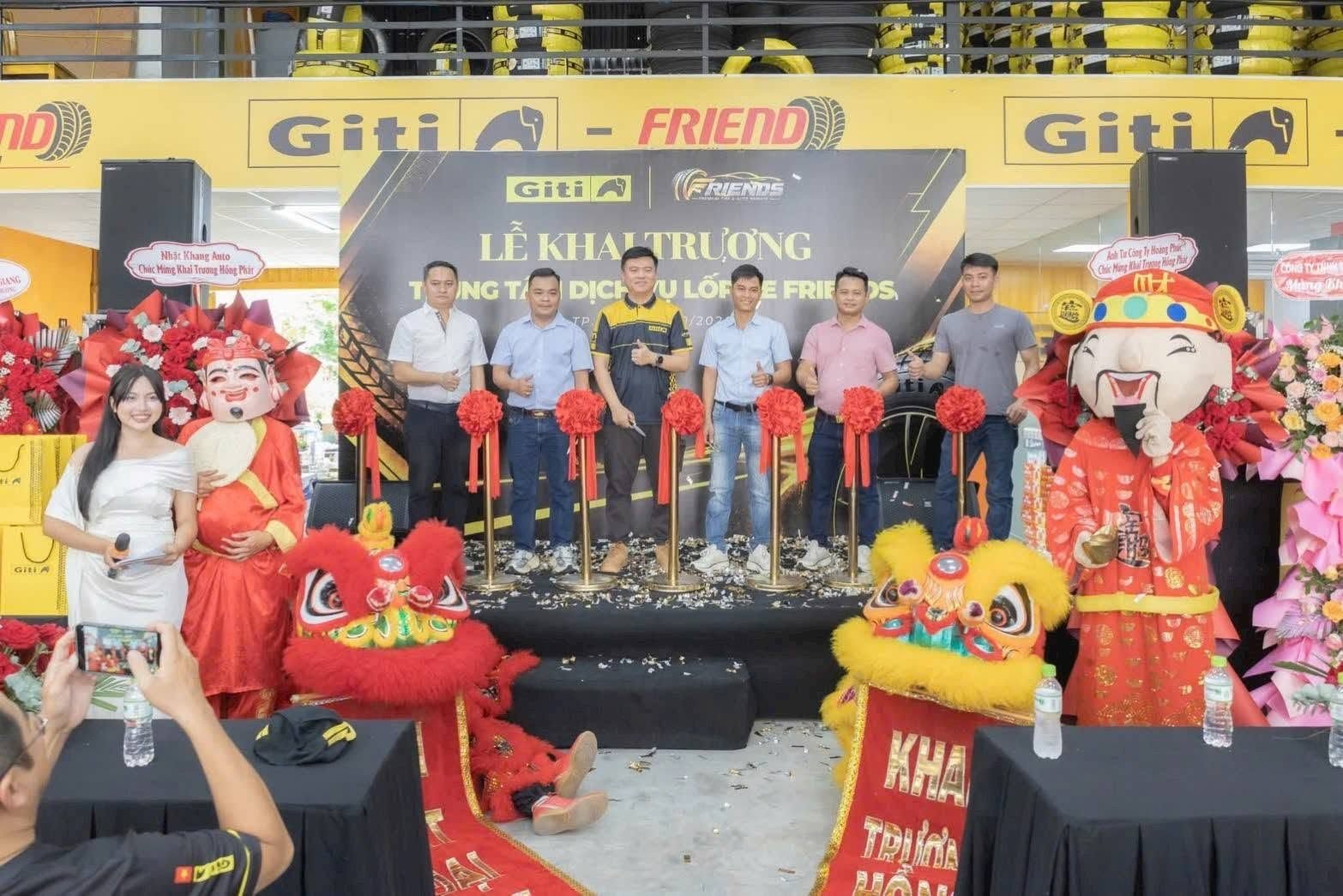 Nghi thức cắt băng khai trương Giti Shop Friends